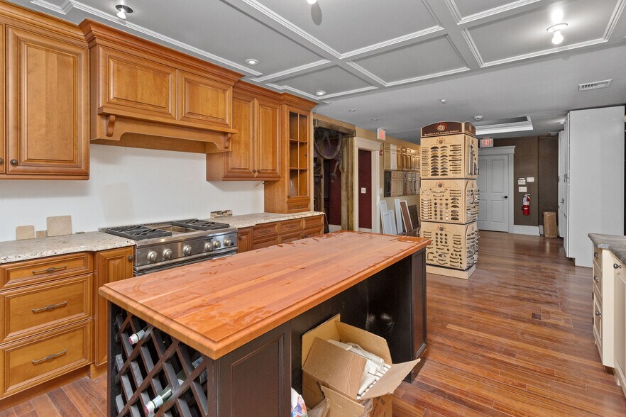 More Photos Of 466 Church St, Hamilton Office For Sale
