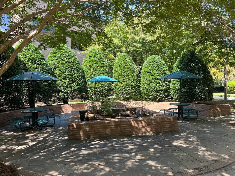 More Photos Of 4025 University Pky, Winston-Salem Unknown For Lease