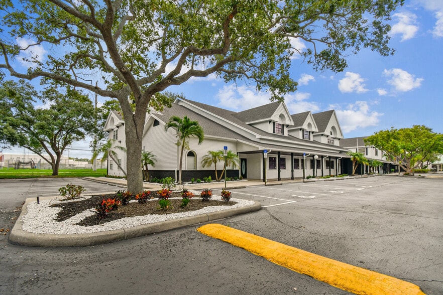More Photos Of 300 E Bay Dr, Largo Office For Lease