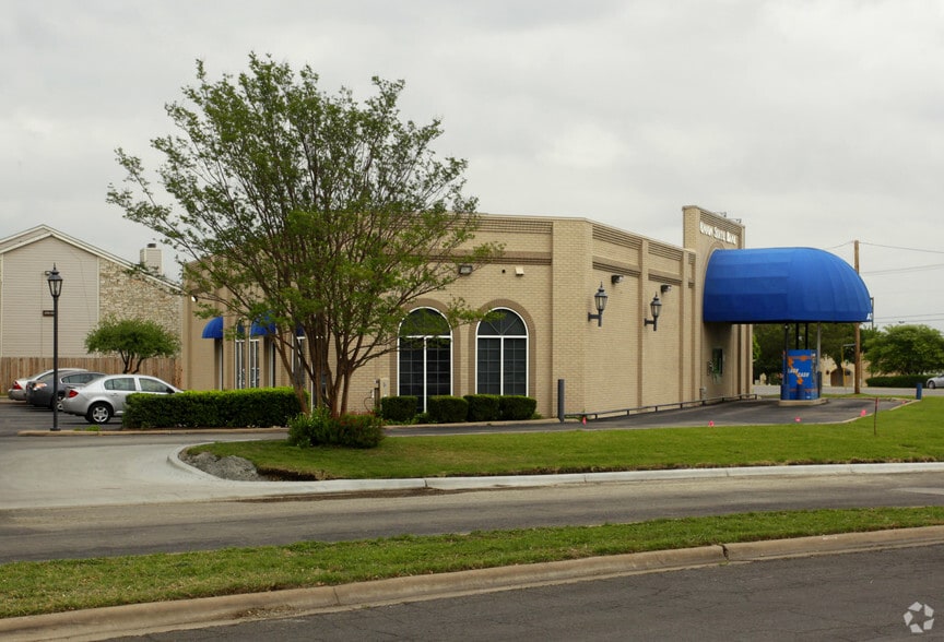 Primary Photo Of 902 Palm Valley Blvd, Round Rock Bank For Lease