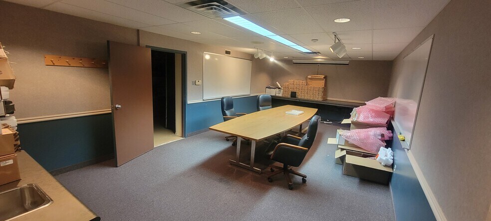 More Photos Of 18 Sydenham St E, Aylmer Office For Lease