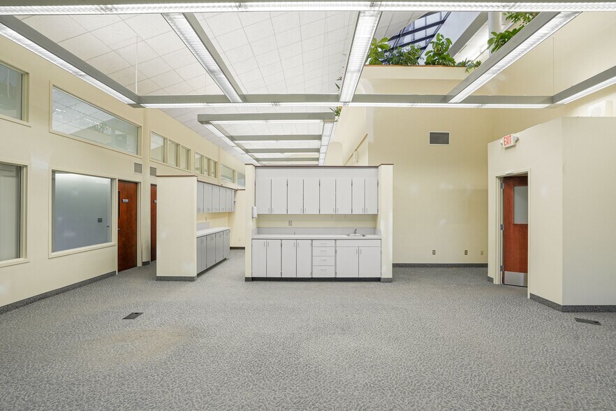 More Photos Of 2965 Ryan Dr SE, Salem Office For Sale