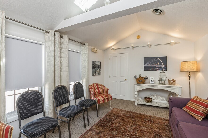 More Photos Of 324 1st St, Des Moines General Retail For Sale