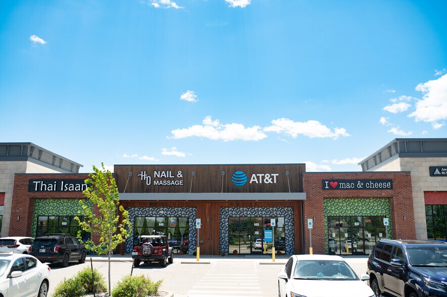 More Photos Of 637-705 E State Road 32, Westfield Storefront For Sale