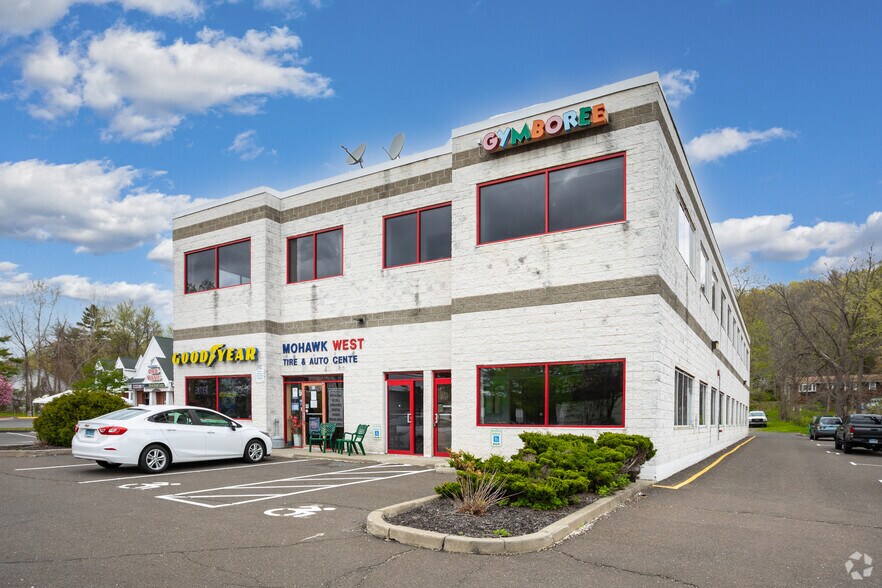 31 Mill Plain Rd, Danbury, CT 06811 Retail