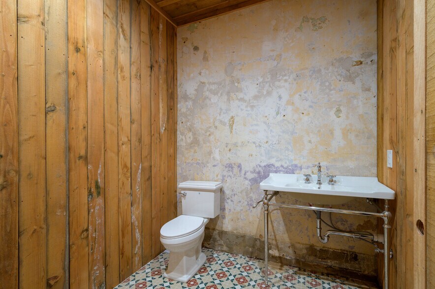 More Photos Of 120 W Main St, Denison Storefront Retail Office For Lease