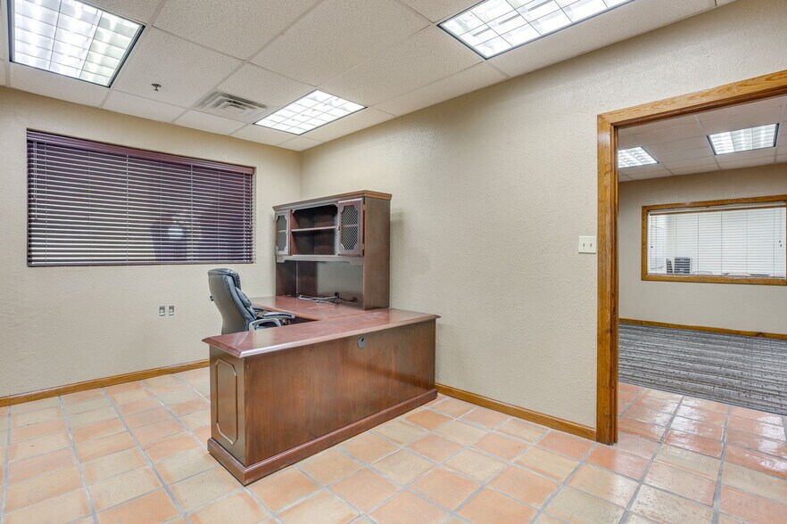 More Photos Of 3500 Noble Ave, Fort Worth Flex For Lease