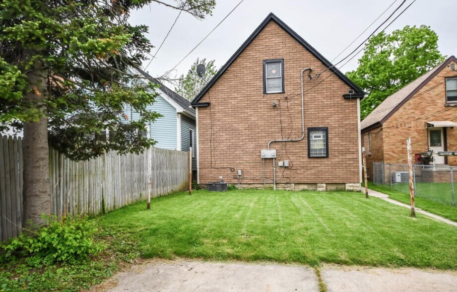 More Photos Of 3010 S 10th St, Milwaukee Restaurant For Sale