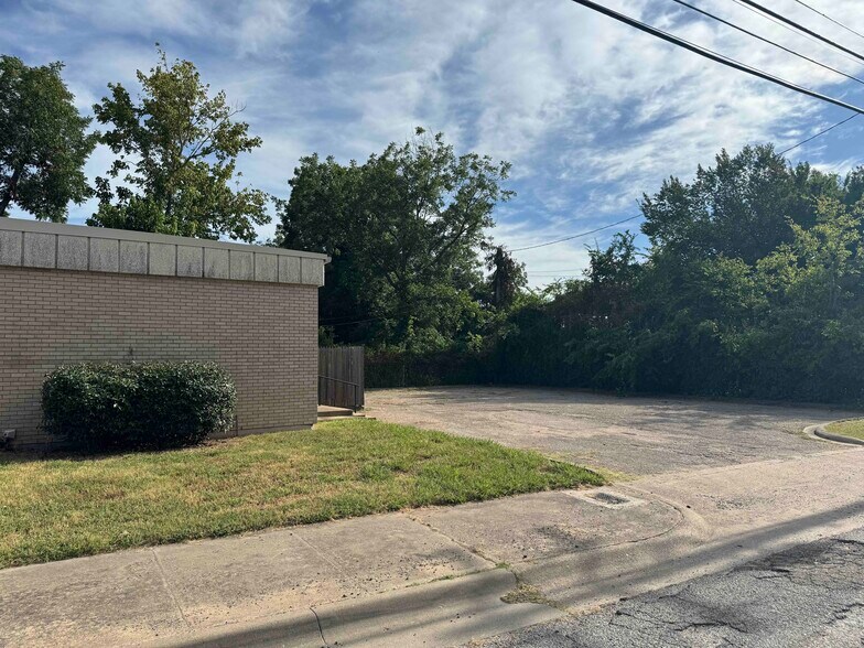 More Photos Of 300 N Washington St, Kaufman Office For Lease