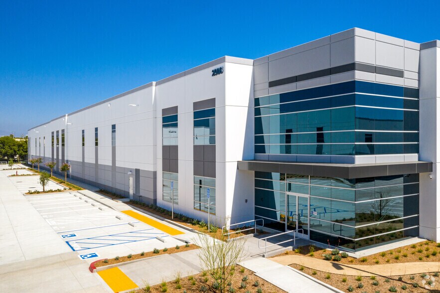 More Photos Of 650 E Dyer Rd, Santa Ana Warehouse For Lease