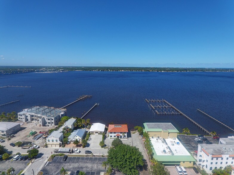 More Photos Of 117 SE Seminole St, Stuart Medical For Sale