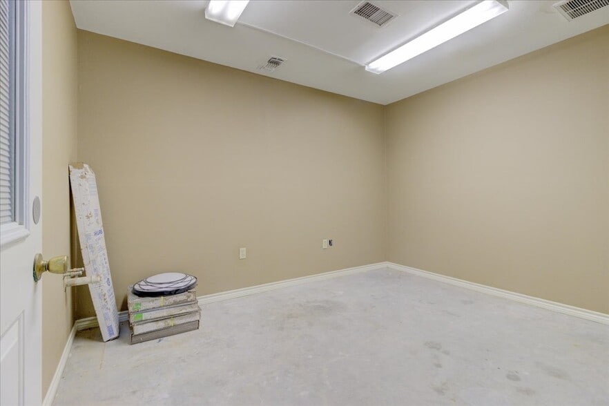 More Photos Of 21232 Ih 10, Vidor Warehouse For Lease