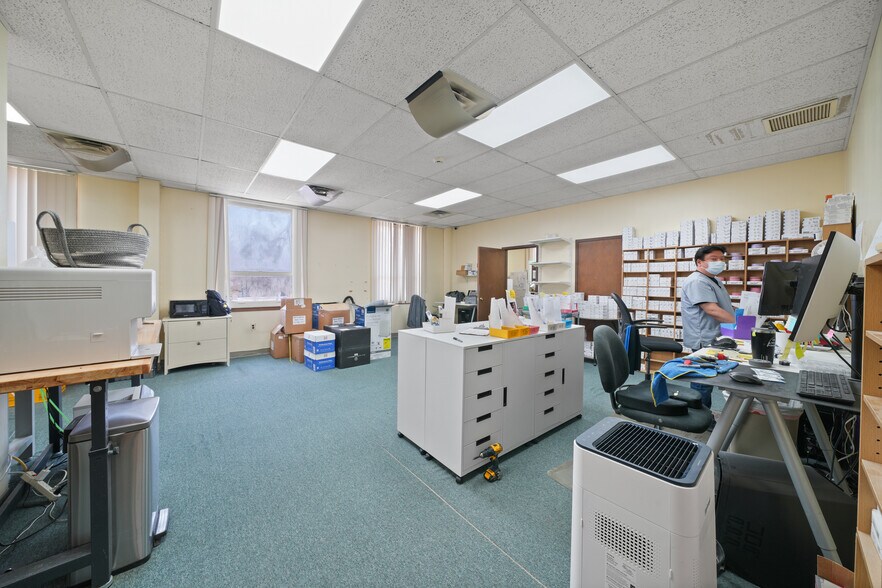 More Photos Of 75 Armour Pl, Dumont Manufacturing For Sale