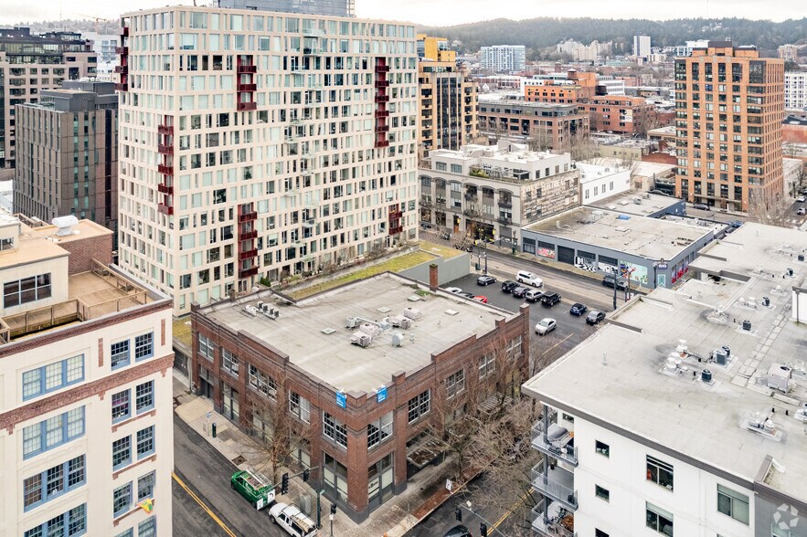 More Photos Of 904-916 NW Hoyt St, Portland Loft Creative Space For Lease