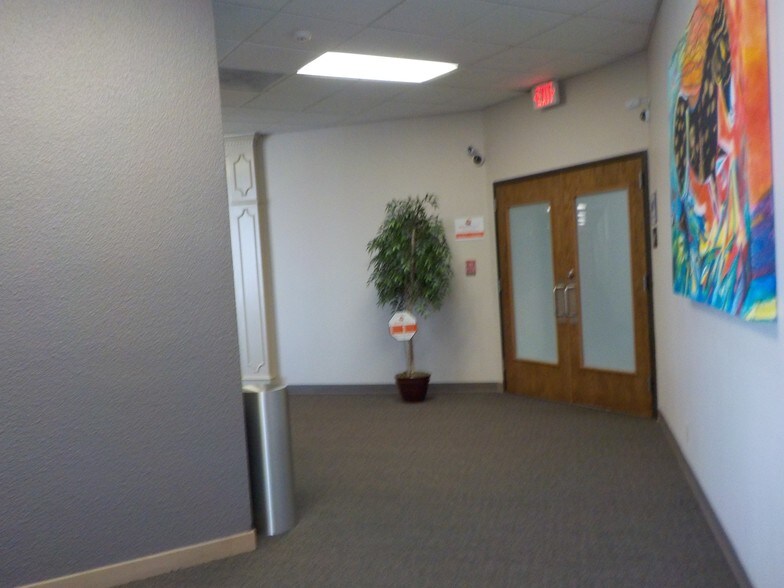 More Photos Of 3700 N 10th St, McAllen Office For Lease