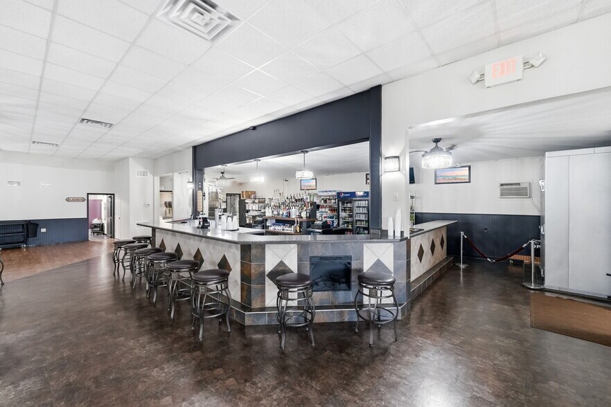 More Photos Of 691 S Main St W, Richmond Restaurant For Sale