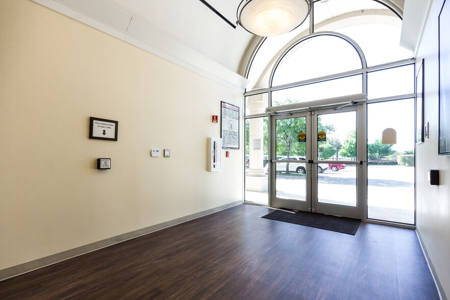 More Photos Of 1950 NE Green Oaks Blvd, Arlington Office For Sale