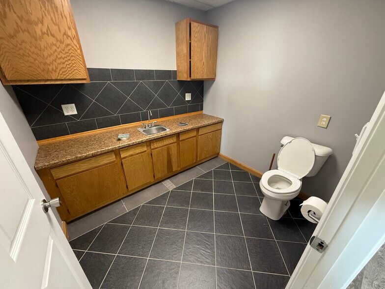 More Photos Of 665 Granite Dr, Circleville Light Distribution For Lease