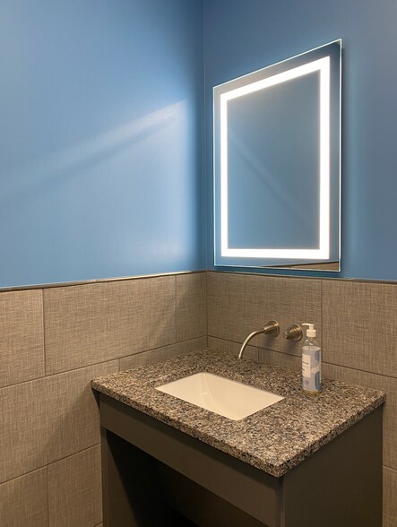 More Photos Of 788 S Watters Rd, Allen Medical For Lease