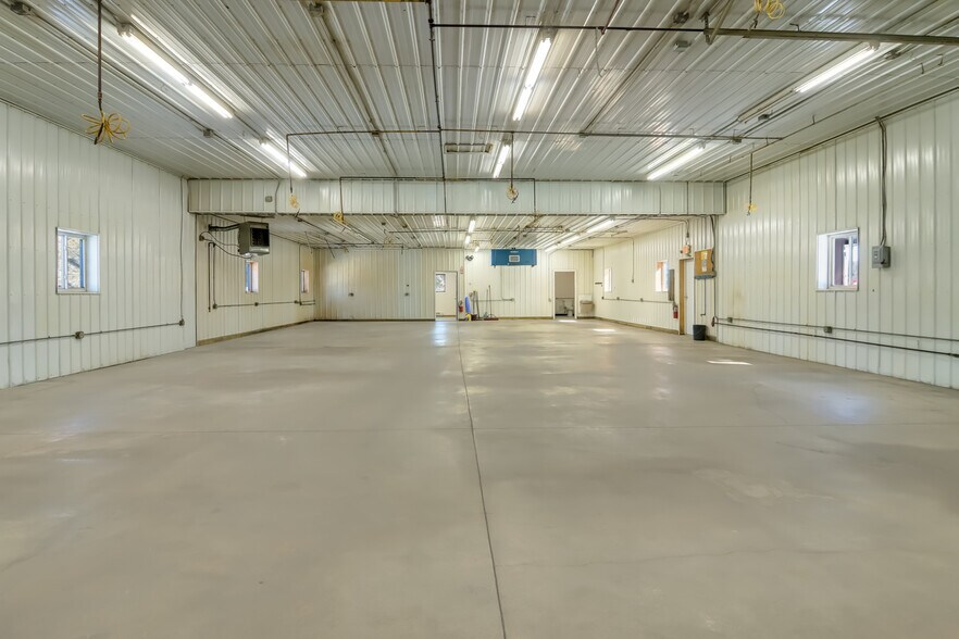 More Photos Of 125 S Industrial Dr, Buckley Distribution For Lease