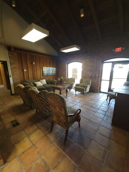 More Photos Of 2323 N Walton Walker Blvd, Dallas Office For Sale