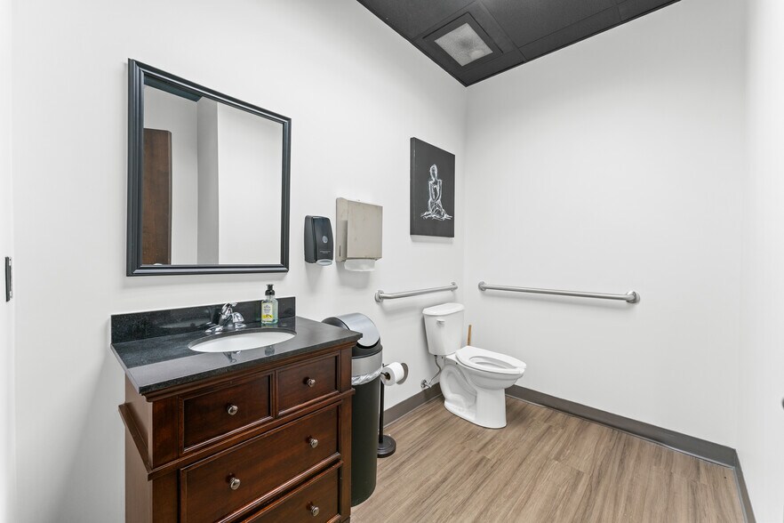 More Photos Of 3945 N Vantage Dr, Fayetteville Office For Sale