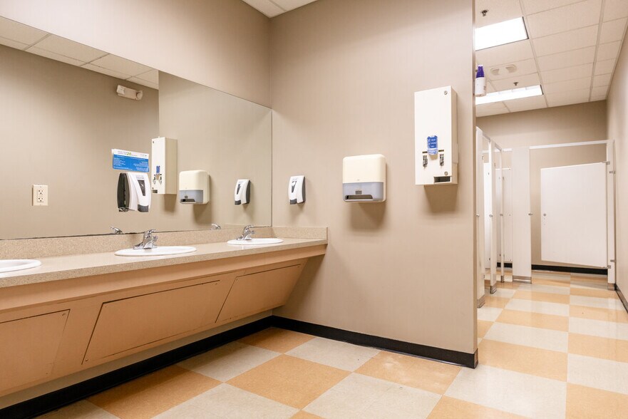 More Photos Of 2700-2718 River Green Cir, Louisville Unknown For Lease