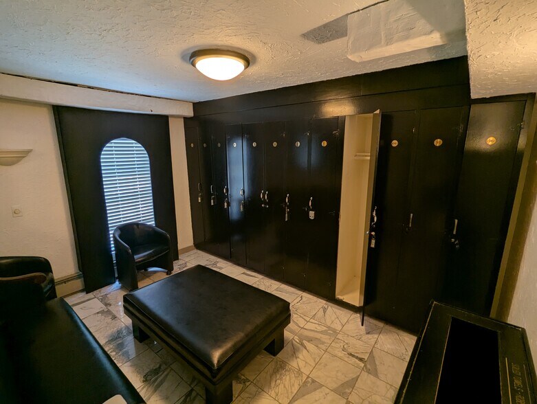 More Photos Of 35 E Garfield Rd, Aurora General Retail For Sale