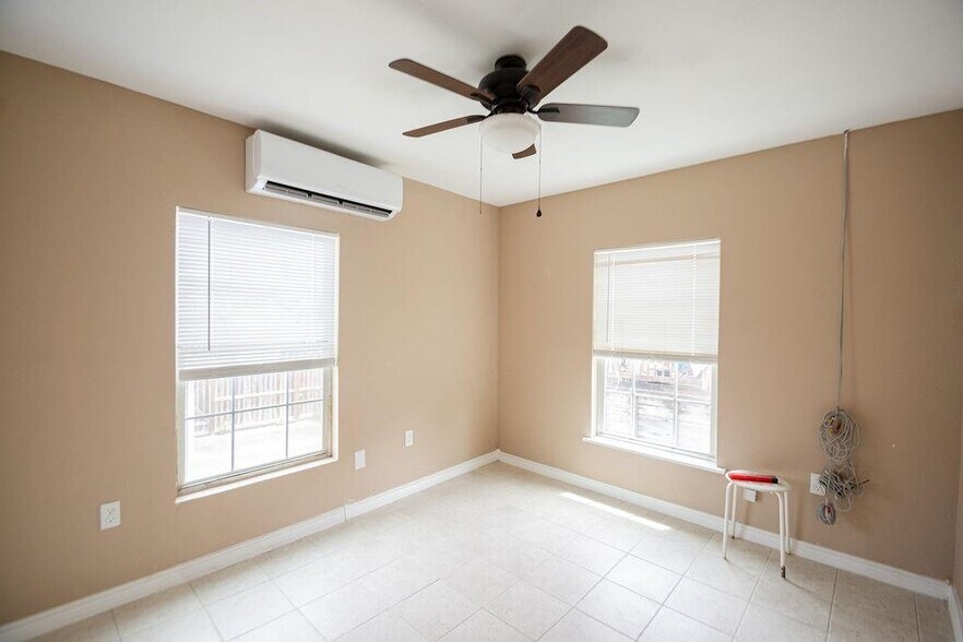 More Photos Of 2809 Market St, Baytown Office Residential For Lease