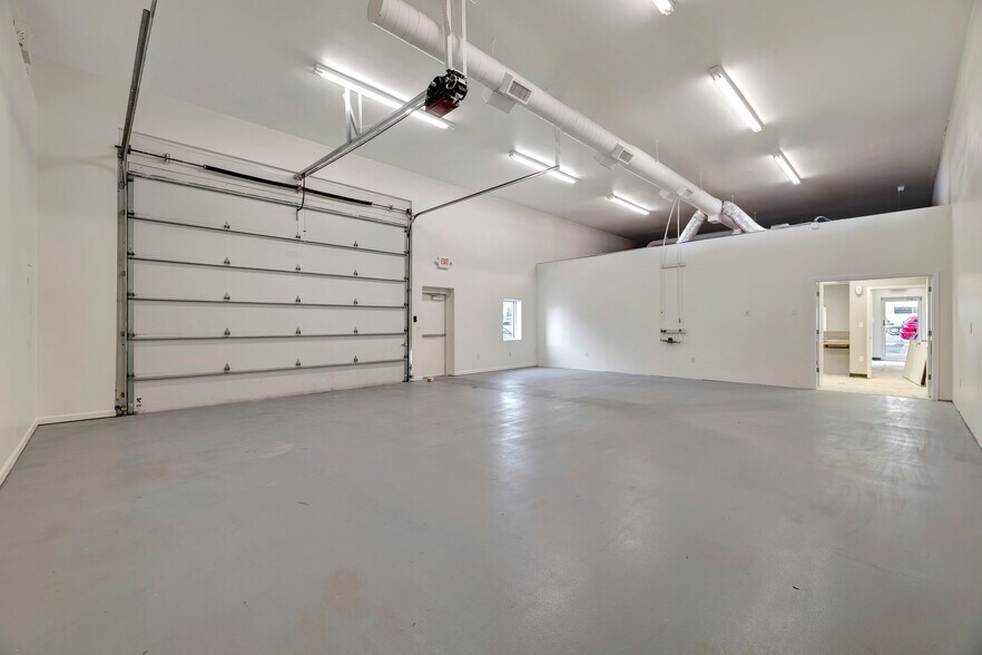 More Photos Of 28-30 W Ayre St, Wilmington Showroom For Lease