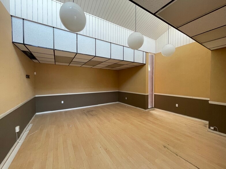 More Photos Of 214 S Maryland Pky, Las Vegas Loft Creative Space For Sale