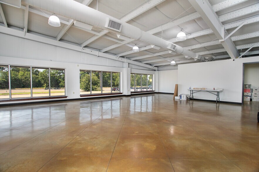 More Photos Of 4285 Hwy 31 W, Tyler Showroom For Lease