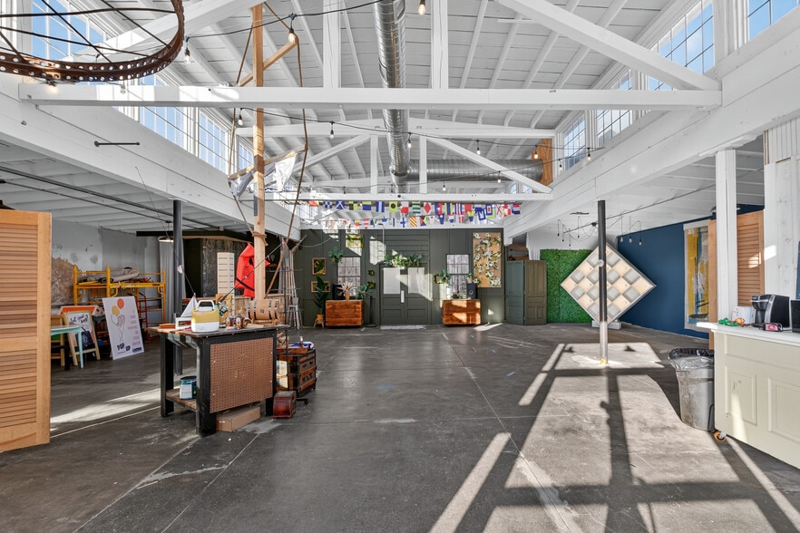 More Photos Of 51 N Main St, Manheim General Retail For Sale