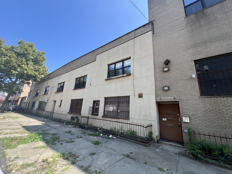 Primary Photo Of 637 Court St, Brooklyn Warehouse For Lease