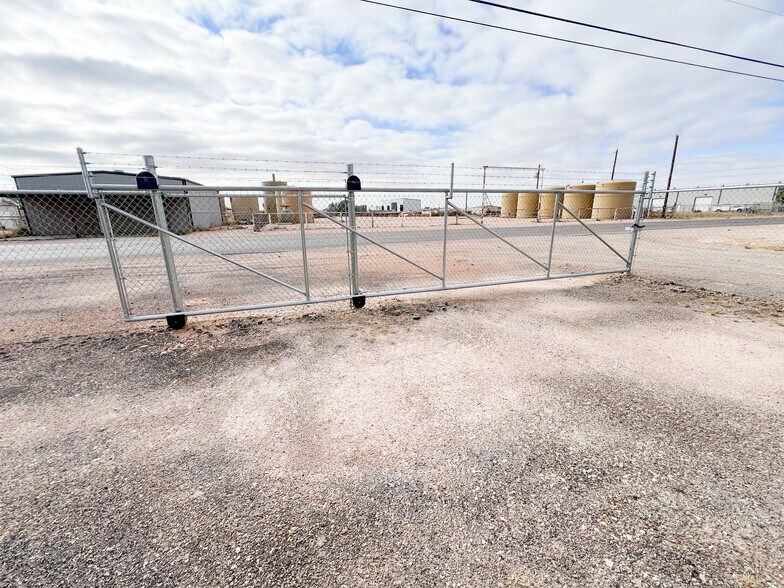 More Photos Of 1304A Dayton Rd, Midland Warehouse For Lease