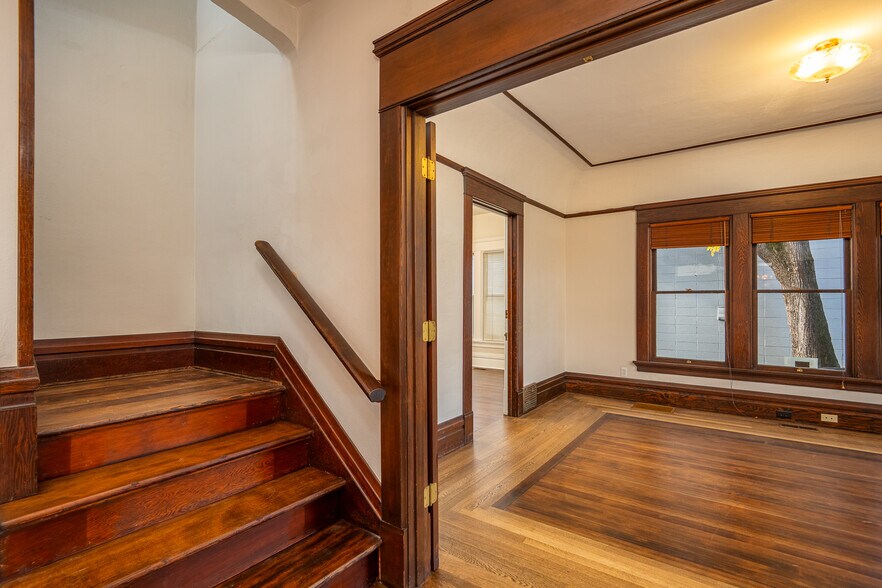 More Photos Of 990 W 7th Ave, Eugene Office For Sale