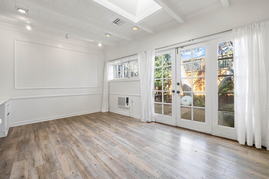 More Photos Of 3206-3210 De Witt Dr, Los Angeles Loft Creative Space For Lease