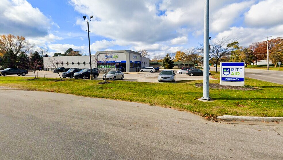 Primary Photo Of 936 E Ludington Ave, Ludington Drugstore For Sale