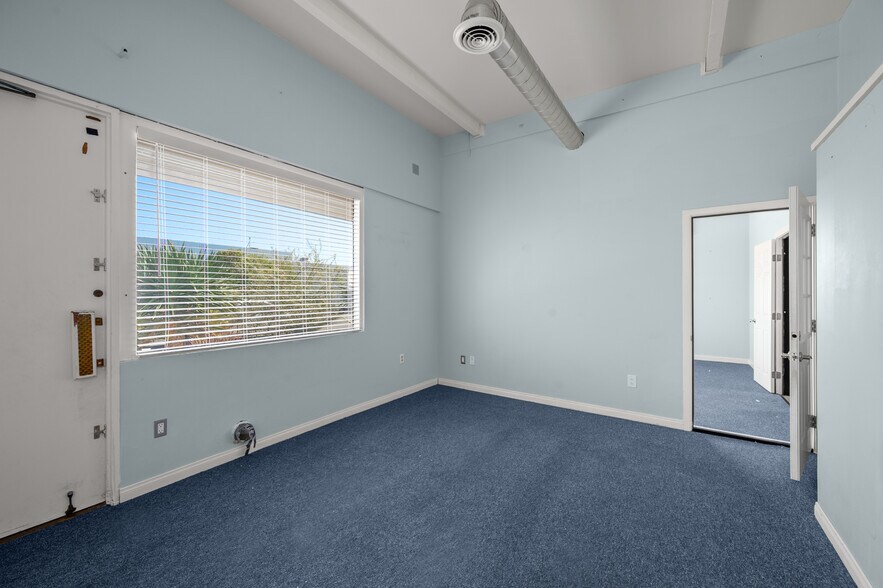 More Photos Of 8020 Ronson Rd, San Diego Warehouse For Lease