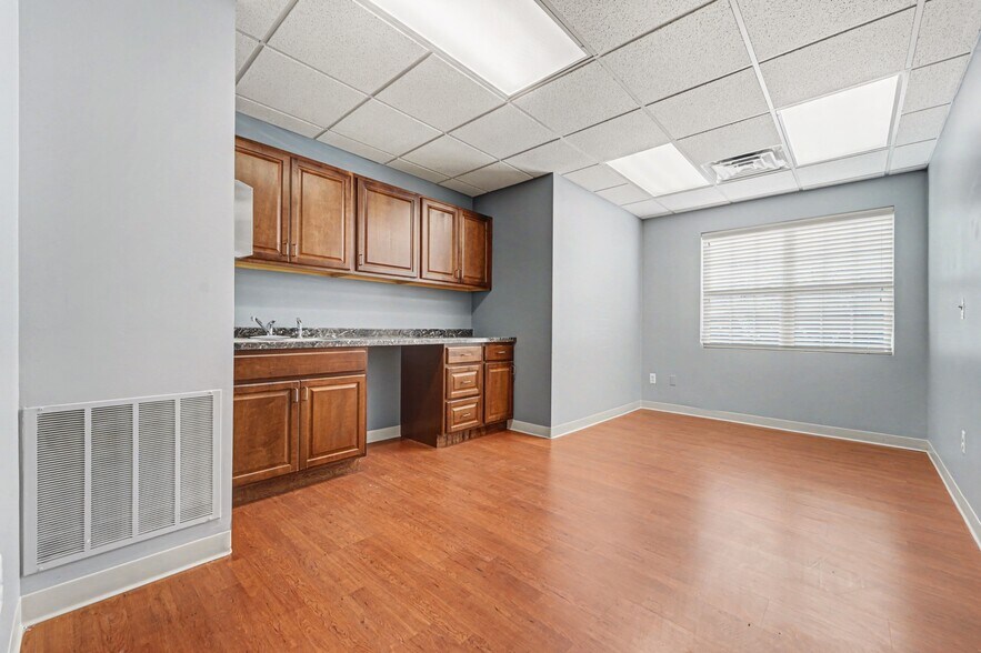 More Photos Of 2950 Crooks Rd, Rochester Hills Healthcare For Lease