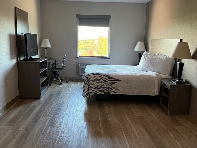 More Photos Of 702 Highway 146 S, La Porte Hotel For Sale