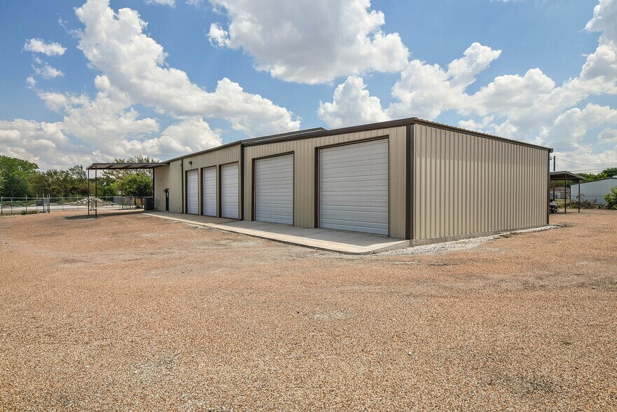 More Photos Of 202 Daisy Dr, Granbury Manufacturing For Sale