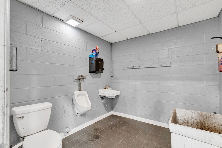 More Photos Of 1475 S Newburgh Rd, Westland Light Distribution For Sale