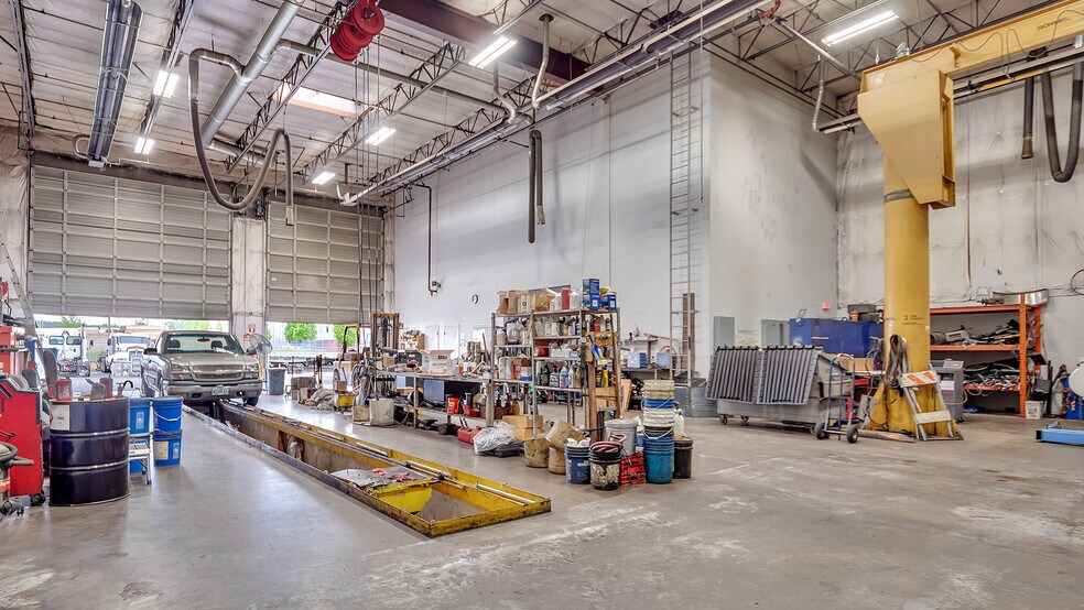 More Photos Of 7025 N Leadbetter Rd, Portland Service For Lease