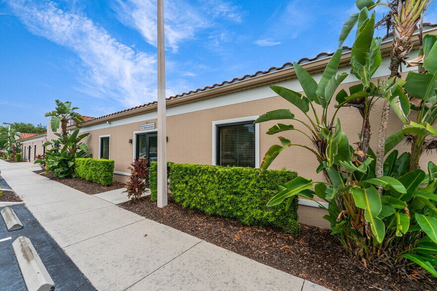 More Photos Of 3911 Golf Park Loop, Bradenton Office For Lease