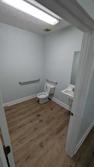 More Photos Of 1975 Mall Blvd, Auburn Warehouse For Lease