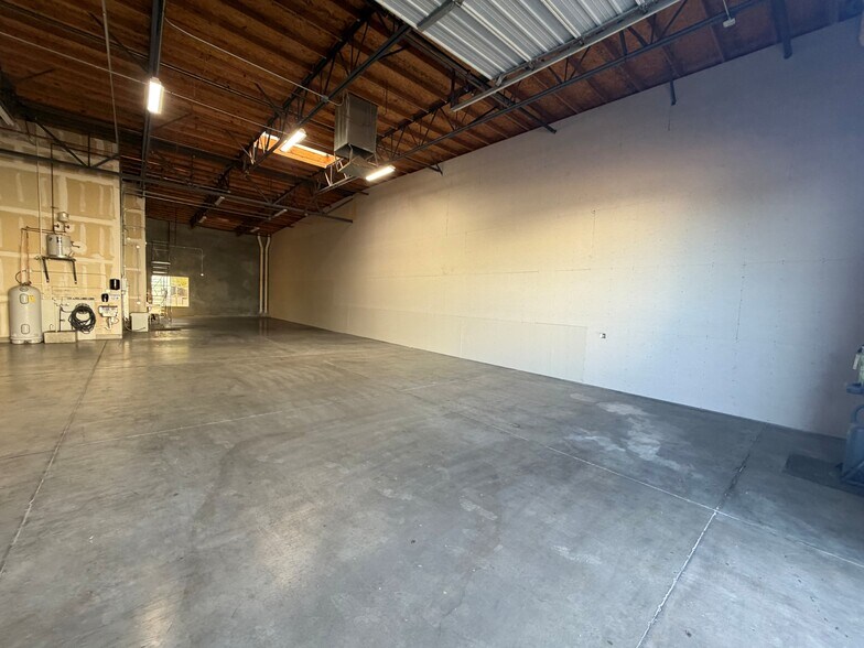 More Photos Of 7910 N Glen Harbor Blvd, Glendale Unknown For Lease