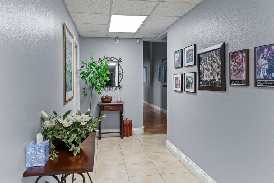 More Photos Of 425-427 S Saint Marys St, San Antonio Storefront Retail Office For Sale