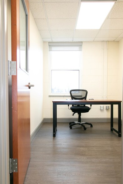 More Photos Of 5509 Vine St, Alexandria Flex For Lease