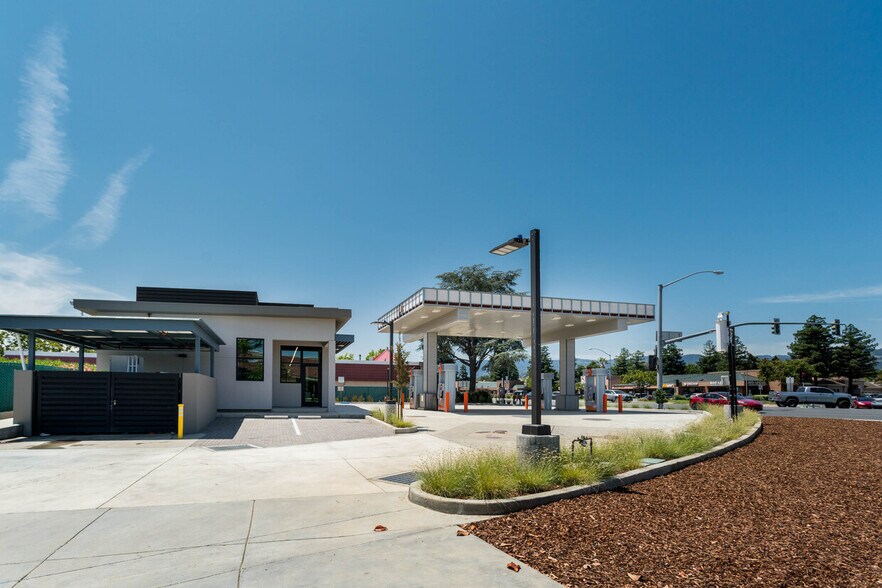 More Photos Of 10490 S De Anza Blvd, Cupertino Convenience Store For Lease